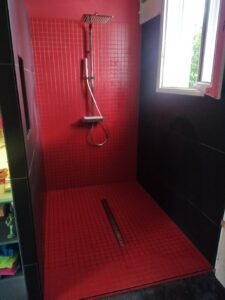salle de bain rouge