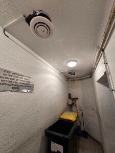 Comment éliminer les odeurs d'un local poubelles durablement ?