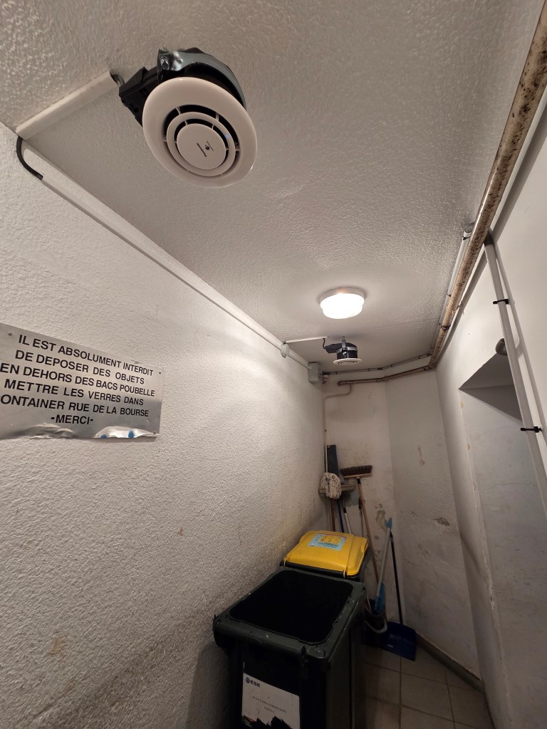 Comment éliminer les odeurs d'un local poubelles durablement ?